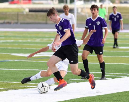 Owen Kelly (#11) moves the ball up the side line.