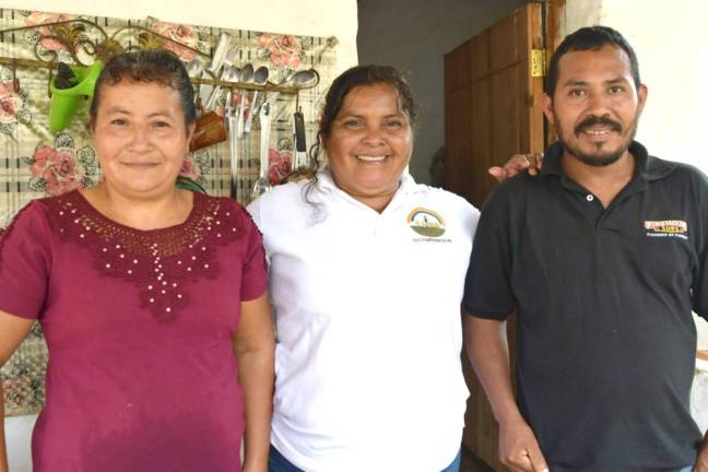 Orfelina Portillo with a family involved in her hunger project.