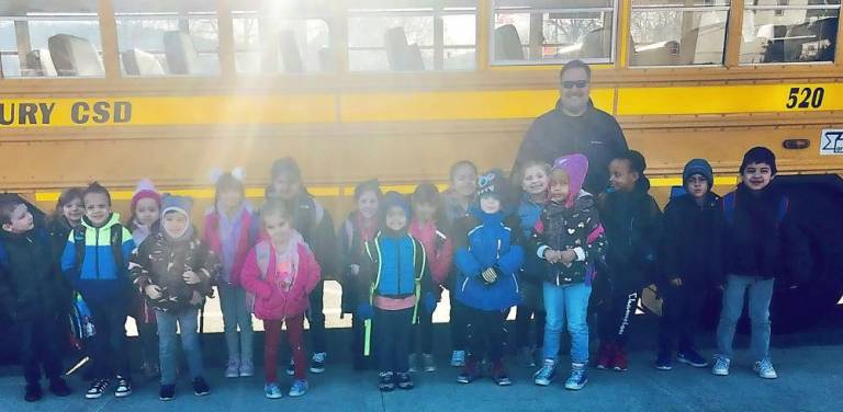 Bus 520 driver Vinny Linarello and Smith Clove Elementary School students.