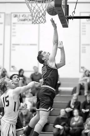 Jared Fernandez drives to the basket in the third quarter.