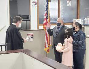 On Jan. 10, Woodbury Town Justice David V. Hasin administered the oath of office to Woodbury Village Trustee Jesus Gomez, who was joined by his wife Marisol and daughter Katherine. Photos by Linda Mastrogiacomo.