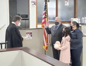 On Jan. 10, Woodbury Town Justice David V. Hasin administered the oath of office to Woodbury Village Trustee Jesus Gomez, who was joined by his wife Marisol and daughter Katherine. Photos by Linda Mastrogiacomo.