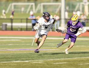 #7, Max weeks brings the ball upfield in the first quarter