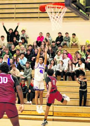 Jankarlos Mendoza, #40, puts the Crusaders up with his 3-point shot in the second quarter.