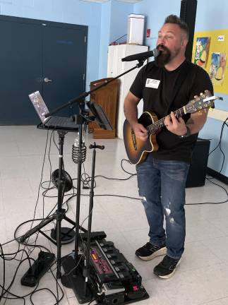 George Grant Mason Elementary School was rockin’ with kindness during the annual Raise Craze fundraiser as Jared Campbell, a singer-songwriter from upstate New York, had the building buzzing with joy with his music. Photos by Meg McCluskey/TUFSD Communications.