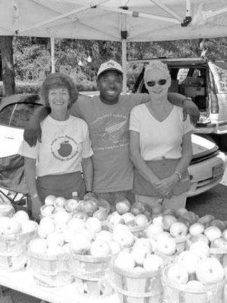 Joan Park, Glenrick Blake and Jo-Ann Matthews from Pennings Orchards show off their Ginger Gold Apples at the Tuxedo Farmers Market. (Photos by Jed Hauck)