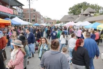 A scene from Railroad Avenue during last year's Applefest.