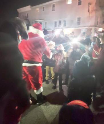 Central Valley. Santa touches down in Woodbury for tree-lighting