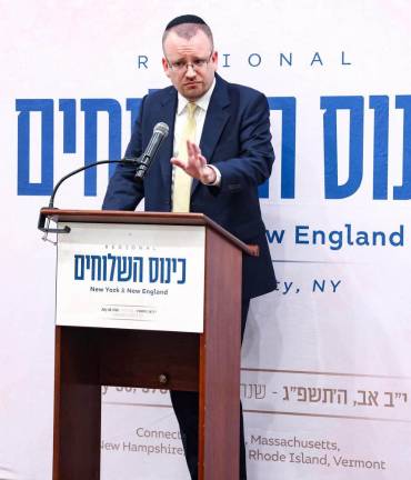 Lee Sentell of Monroe speaks about his family’s impact by Chabad at the Chabad Conference Banquet. Photo by Itzik Roytman.