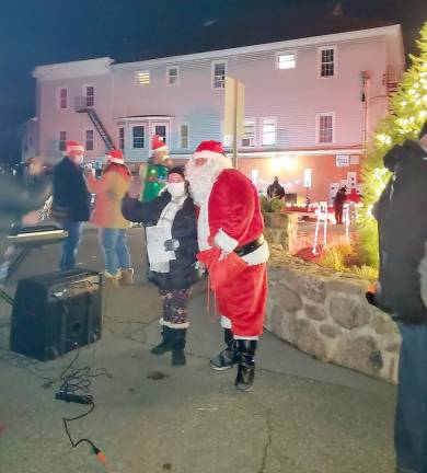 Central Valley. Santa touches down in Woodbury for tree-lighting