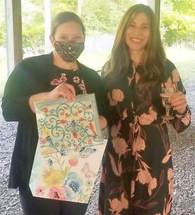 Chana Burston presents local artist Heidi Leonard with a gift of appreciation at the recent Jewish Women’s Circle glass etching event. Photos provided by Chabad of Orange County.
