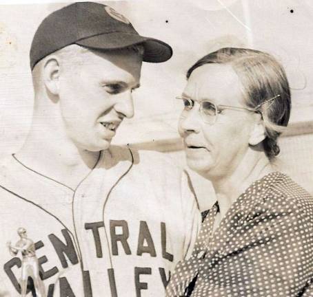 After graduation, and at age 18, Bob Hansen signed with his &quot;dream team,&quot; the New York Giants, receiving a $4,000 signing bonus, which he gave to his widowed mother to pay her debts.
