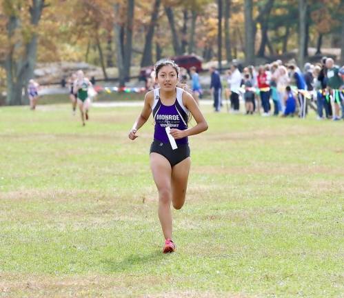 Evelyn Gonzalez-Valle took third place with a 18:20.9 time.