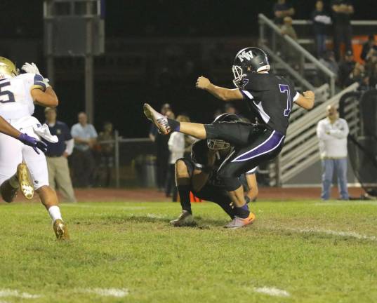 Mike Boyle (#7) hits this 32-yard field goal to put the Crusaders up 15-0.