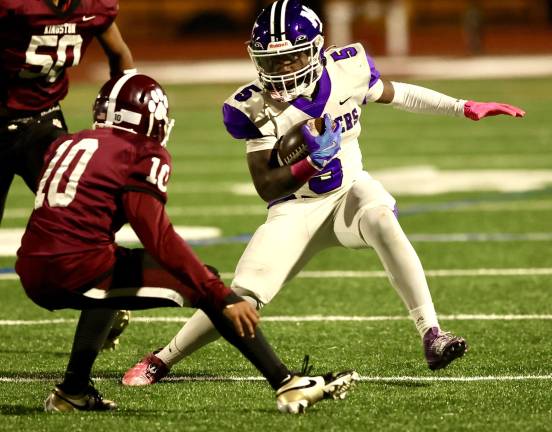 Nate Coulanges (#5) jukes his way past a Tiger defender on his way to score on a 12-yard run on Oct. 10, 2025 in Kingston.