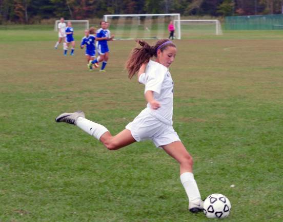 Samantha Sheldon (No. 22) makes a pass.