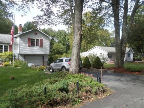 The home of Sidney Wykretowicz (left) borders the property at 42 Overlook Drive (right) where a home would be demolished and trees behind it would be cleared to make way for a road leading to a 29-unit development in Harriman. Photo by Nathan Mayberg