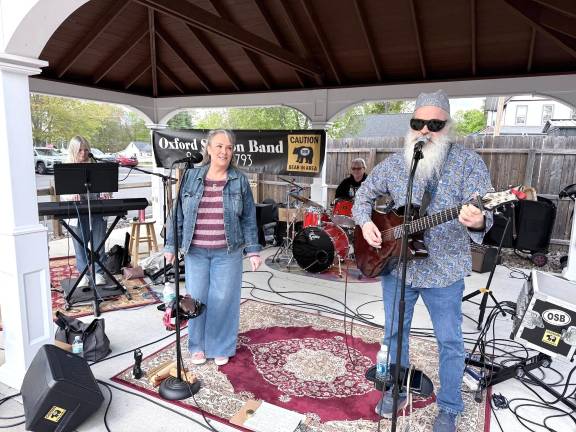 Glenmere Brewing Company hosts the Oxford Station Duo this week.