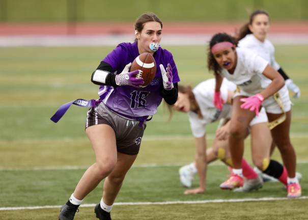 #16 Kaylen Baricevic cuts thru the Warriors defenders on her way to score in the first quarter.