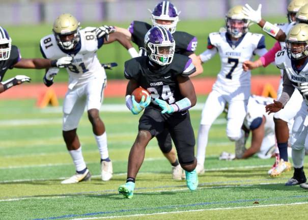 Eryk Shammgod (#24) breaks upfield against the Goldback defense in the first quarter. Photos by William Dimmit.