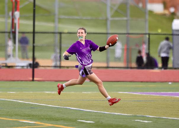 Kate Allen #15 scores on 40-yard TD pass in the first quarter.