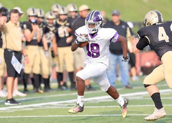 Jayden Coulanges (19) scored on this 22-yard run in the first quarter.