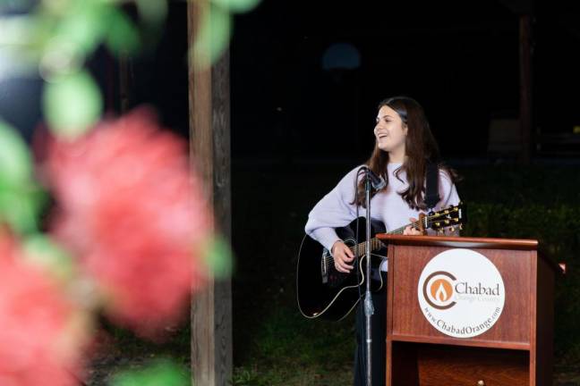 A highlight of Chabad of Orange County’s Pink Mega Challah bake was an uplifting concert by singer and guitarist Chava Morgenstern of Rockland, who sang traditional Jewish songs and inspired the audience with her music.
