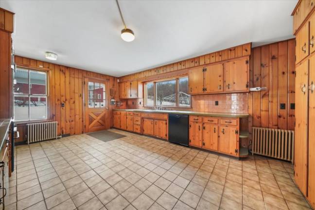Woodside estate listed for $1.25 million