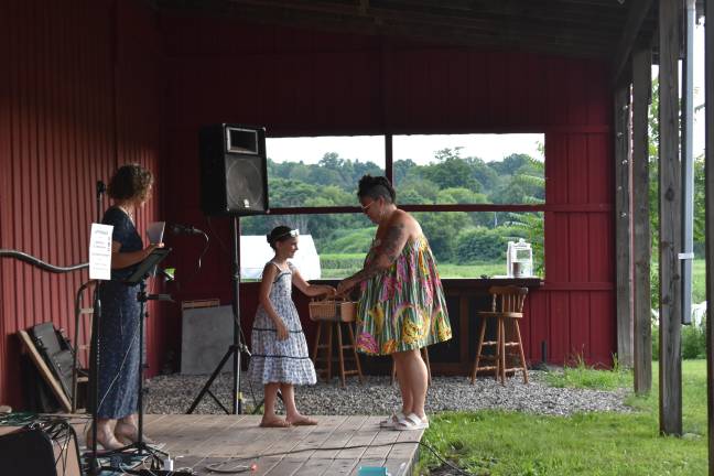 Nicole Hixon of Warwick, N.Y., accepts her first place prize from Juno Gara, 10, who’s been going on the Tour her whole life.