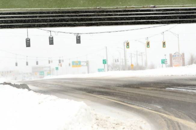 Winter Storm Quiana brings Orange County to a stop. The view is north on Route 32 at the intersection of Route 6 toward the Quickway. Photos by William Dimmit.