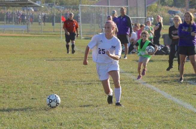 Photos by William Dimmit Liz Allen (#25) brings the ball up along the side line in the first half.