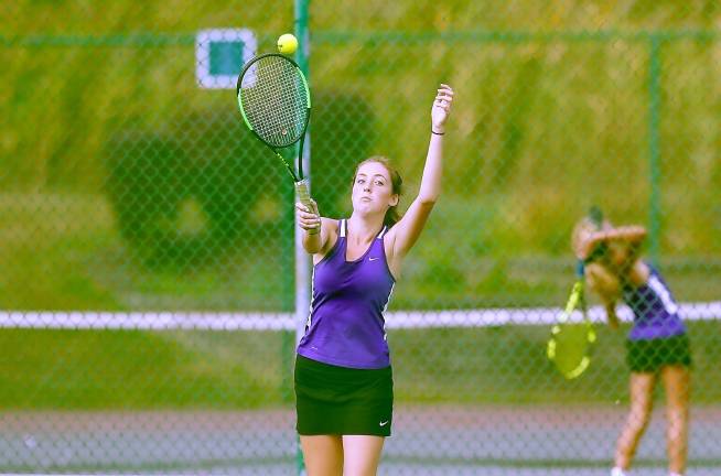 Quinn Guyt serves in her singles match.