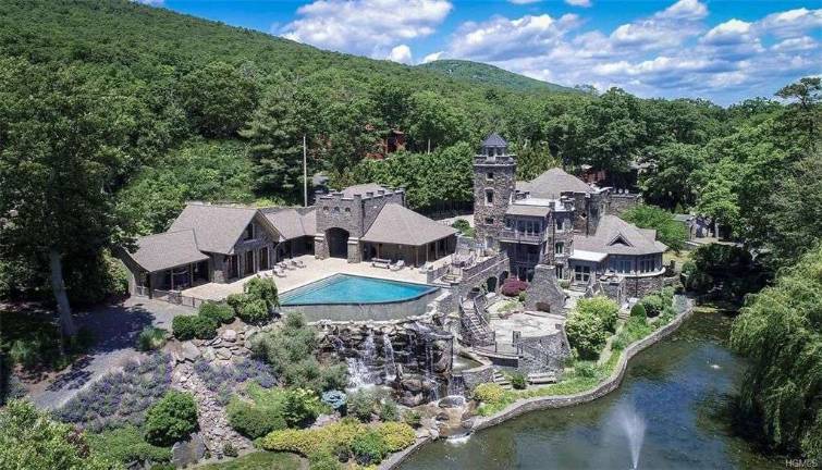 Photos courtesy of Zillow Former New York Yankee Derek Jeter is selling his lakefront property in Greenwood Lake for $14.75 million.
