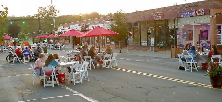 Tables were starting to fill up early. Photo by William Dimmit.