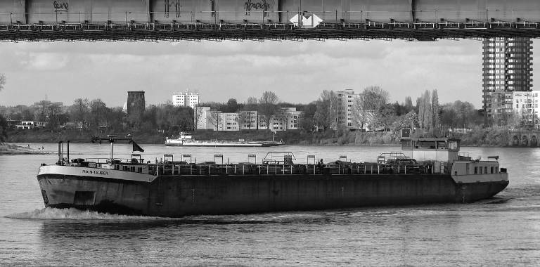 Bill bans barges from anchoring in Hudson River