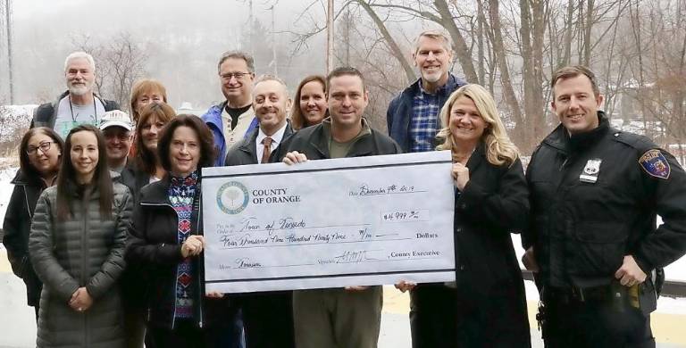 Beginning in the front row, from left to right, are: Town of Tuxedo Deputy Town Clerk Marisa Dollbaum, Town of Tuxedo Councilwomen Michele Lindsay, Orange County Economic Development Director Bill Fioravanti, Orange County Executive Steven M. Neuhaus, Director of Tourism Amanda Dana and Tuxedo Police Officer William Hall; back row: Irene Denaro, Tuxedo Committee for Economic Development, Glenn Gross, Trail Conference Volunteer (behind Denaro), Brian Sullivan, Tuxedo Bookkeeper (hat), Tuxedo Town Clerk Donna Matthews, Ginny O’Neill (behind Matthews), Tuxedo Committee for Economic Development, Vince Capozzi, Tuxedo Committee for Economic Development, Shari Brooks Tuxedo Supervisors Clerk, and Don Weise, NY/NJ Trail Conference Development Director.