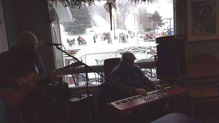 The music scene at Pete's Pub (Mount Peter Facebook page)